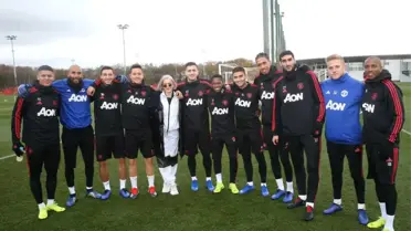 İngiliz Şarkıcı Anne Marie, Manchester United İdmanını Takip Etti