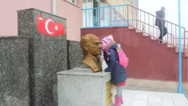 Kız Çocuğunun, Atatürk Büstünü Öpüp Derse Girdiğini Gören İdareciler, Duygu Dolu Anlar Yaşadı