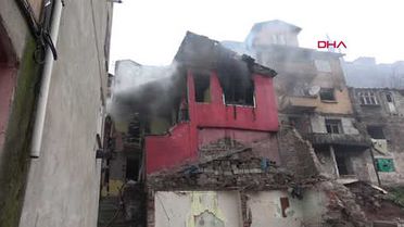 Kocaeli Yanan Evden Eşyalarını Çıkarmaya Çalıştı