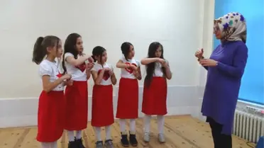Öğretmenlerine İşaret Diliyle Şarkı Armağan Ettiler