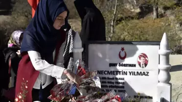 Şehit Öğretmen Necmettin Yılmaz'ın Mezarına Öğretmenler Günü'nde Ziyaretçi Akını