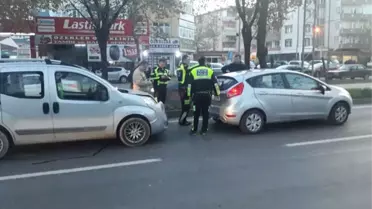 Hafif Ticari Araç Otomobile Çarptı: 3 Yaralı