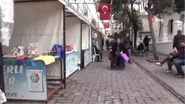 Akülü Aracında Ördüklerini Satarak Geçimini Sağlıyor