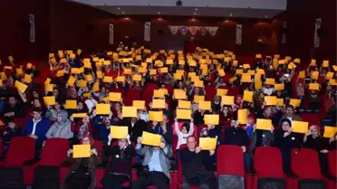 Tiyatro Salonu Oyun Sonunda Turuncuya Boyandı