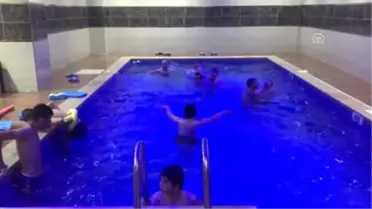 Engelli Çocukların Havuz ve Hamam Keyfi