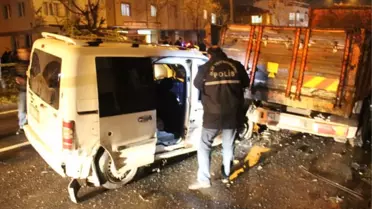 Kamyonet, Park Halindeki Araçlara Çarptı: 1 Ölü, 1 Yaralı