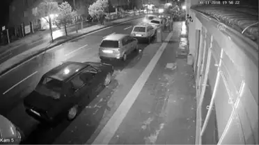 Kamyonet Park Halindeki Araçlara Çarptı: 1 Ölü, 1 Yaralı