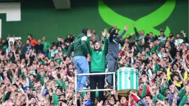 Bursaspor'un Kaptanı Ertuğrul Takım Arkadaşlarına Tribünden Destek Verdi