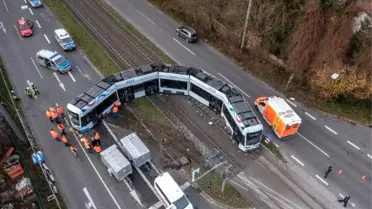 Almanya'da Kamyon ile Tramvay Çarpıştı