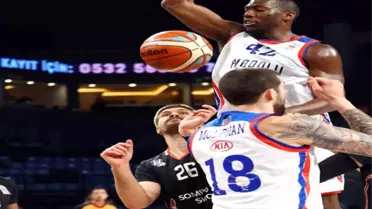 Anadolu Efes, İspanyol Ekibi Mağlup Etti