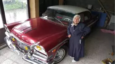Eşinden Kalan Klasik Otomobile Özenle Bakıyor