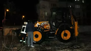Park Halindeki İş Makinesi Alev Alev Yandı