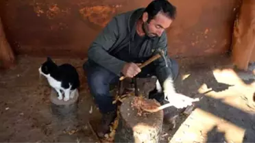 Ağaç Dallarından 25 Yıldır Tahta Kaşık Yaparak Ailesinin Geçimini Sağlıyor