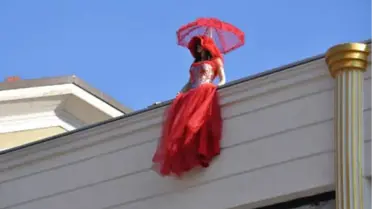 Çatıya Konulan Gelinlikli Cansız Manken Panik Yaşattı