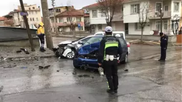 Kütahya'da İki Otomobil Çarpıştı: Muhabir ve 2 Kişi Yaralandı