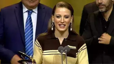 Serenay Sarıkaya 'En iyi İnternet Dizisi' Ödülünü Kazandı!