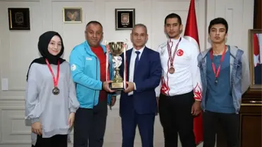 Alkü 'Lü Sporcular Kupayı Rektöre Hediye Etti