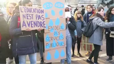 Fransa'da Liseliler Cumhurbaşkanı Macron'un İstifasını İstedi- Fransa'da Liselerde 'Kara Gün' İlan...