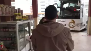 Terminalde Anonsla Evlilik Teklifi