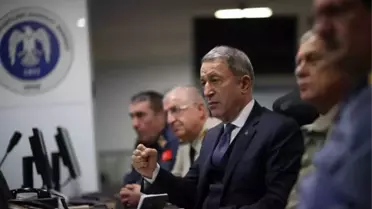 Bakan Akar ve Komutanlar Harekat Merkezinde
