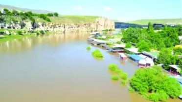 Dicle Nehri'nde Su 4 Metre Yükseldi, Hevsel Bahçeleri'ni Su Bastı (2)