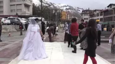 Sokak Tiyatrosuyla Kadına Şiddete Dikkat Çektiler