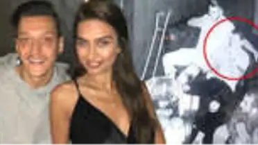 Amine Gülşe, 70 Kadınla Uyuşturucu Partisine Katılan Nişanlısı Mesut Özil'le Fotoğraf Paylaştı