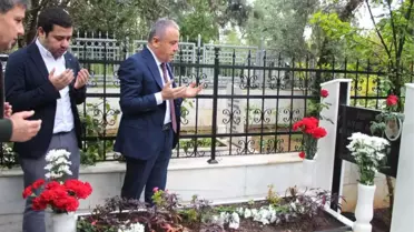 CHP'nin Büyükşehir Belediye Başkan Adayı Böcek'in İlk Ziyareti Anne ve Babasının Kabirleri Oldu