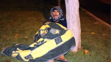 Kızı İle Damadına Yük Olmamak İçin Parkta Yatan Yaşlı Adama Polis Sahip Çıktı