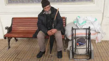 Yaşlı Adam 6 Aydır Bankta Yatıp Kalkıyor