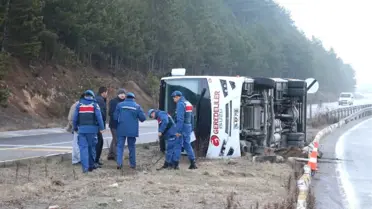 Bolu'da Memurları Taşıyan Servis Devrildi: 10 Yaralı