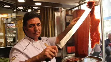 Bu Sucuk Döner 30 Çeşit Baharatla Hazırlanıyor
