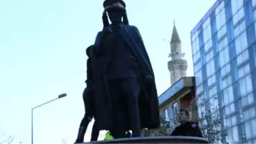 Cezaevindeki Ağabeyine Af İçin İkinci Kez Atatürk Heykeline Çıktı