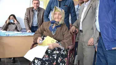 Demokrasi Aşığı 114 Yaşındaki Ayşe Karabüber Vefat Etti