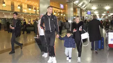 Fenerbahçeli Islam Slimani, Havalimanında Suriyeli Bir Çocuğa 100 Lira Harçlık Verdi