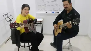 Sol Eli Olmayan Nuriye, Gitar Çalarak Konser Verecek