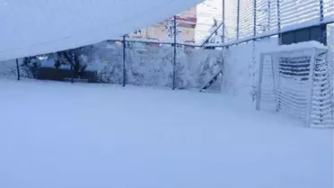 Aşırı Kar Yağışı Sonucu Halı Sahanın Koruma Telleri Çöktü