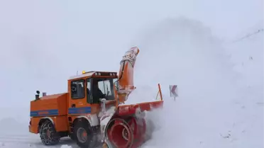 Doğu'da Kar ve Tipi Yolları Ulaşıma Kapattı