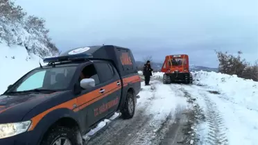 Kar Yolları Kapadı, Hasta Paletli Araçla Kurtarıldı