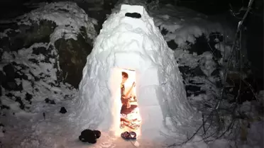 Erzurum'da, 14 Yaşındaki İki Kafadar Kar Evi Yaptı