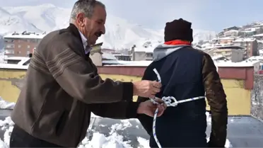 Yazın Ekmeklerini Betondan Çıkaran İşçiler, Kışın Çatıdaki Karları Temizleyerek Para Kazanıyor