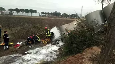 Çanakkale'de Şarampole Yuvarlanan Süt Kamyonunun Şoförü Yaralandı