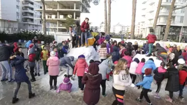 Kar Yağmayan Demre'ye Öğrenciler İçin Kamyonla Kar Getirildi