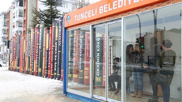 Kitap Dekorlarıyla Güzelleşen Tunceli'de, Klimalı Duraklarda Soğuktan Koruyor