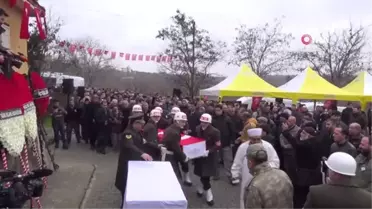 Şehidin Ninesi, Torununun Tabutunu Bırakmayan Kediyi Severek Hasret Giderdi