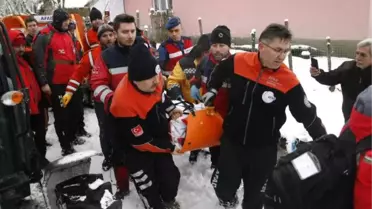 Karda Yürüyüş Sırasında Ayağı Kırılan Dağcı, Traktörle Ambulansa Taşındı