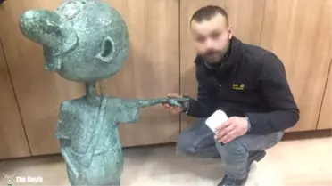 Bakın Avanak Avni Heykelini Neden Çalmış