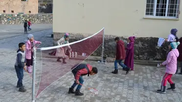 Köydeki Öğrencilere Spor Malzemesi