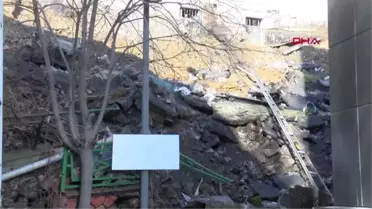 Eyüp Devlet Hastanesi'nin Arkasında Bulunan İstinat Duvarı Çöktü