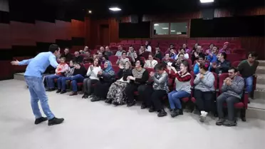 Görme Engelli Stand Up'çı Güldürürken Düşündürüyor